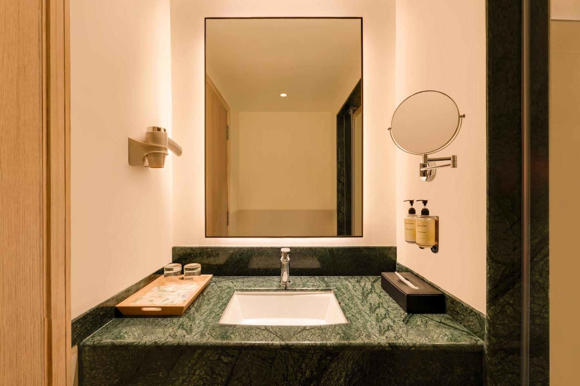 Lemon Tree Hotel, Gachibowli, Гайдарабад Екстер'єр фото