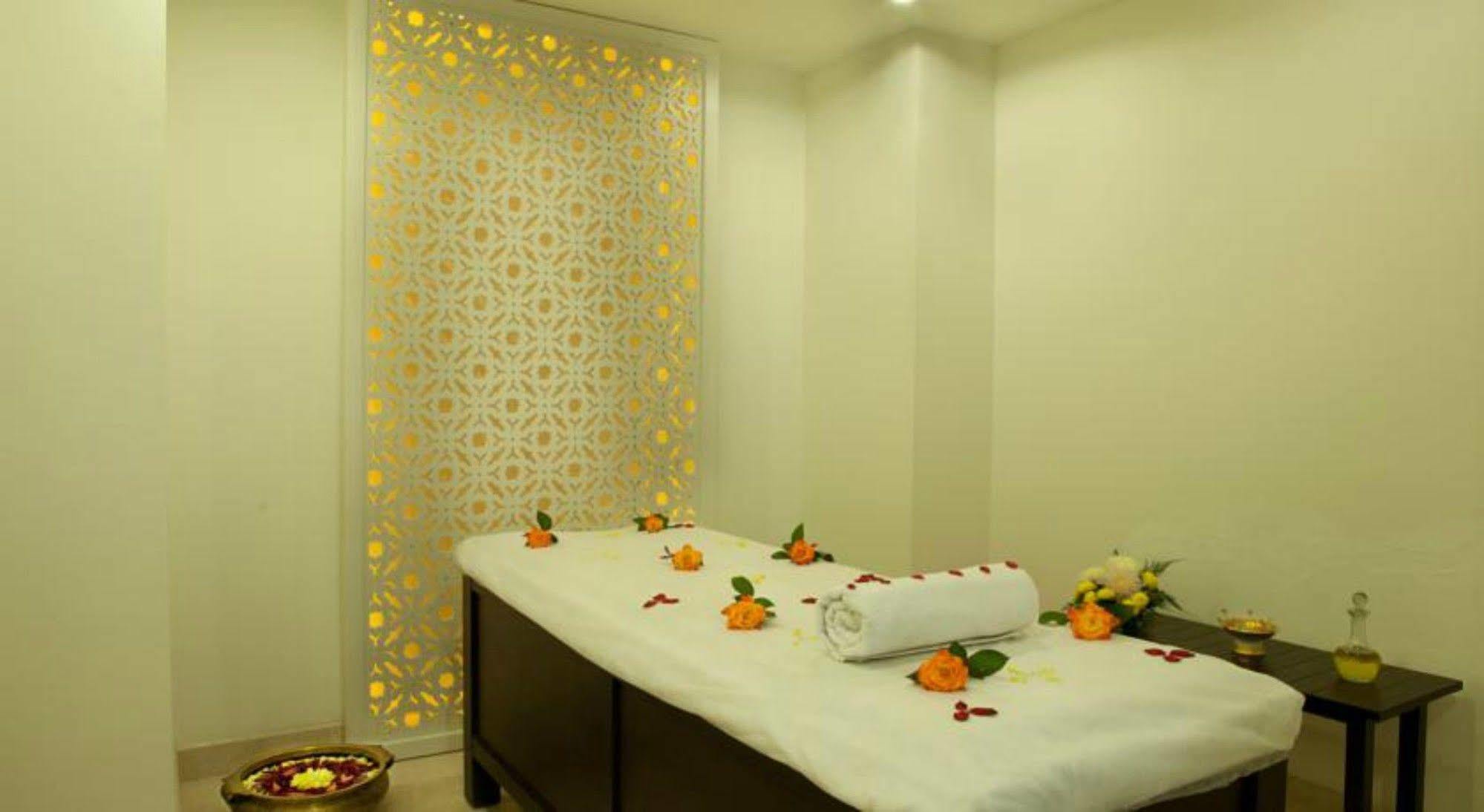 Lemon Tree Hotel, Gachibowli, Гайдарабад Екстер'єр фото
